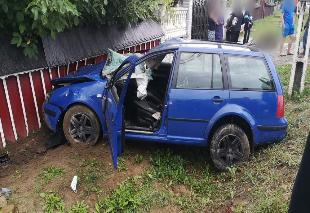 A lovit cu mașina două vaci și s-a oprit într-un gard- FOTO