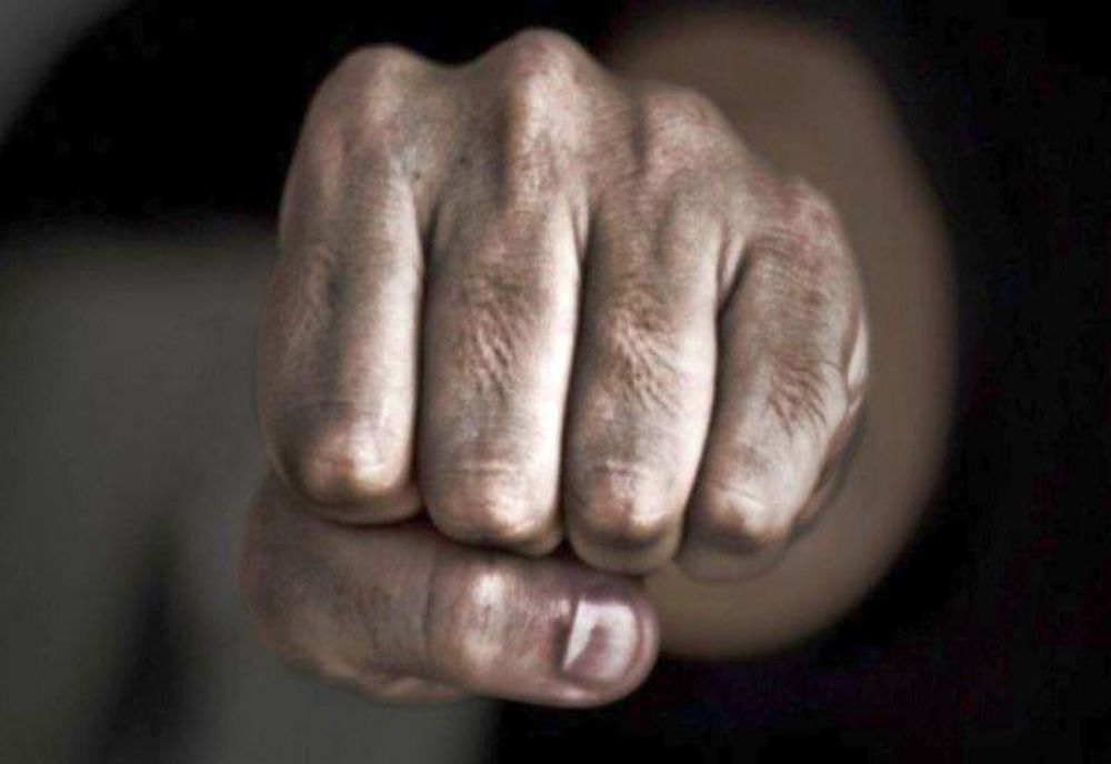 Bărbat violent, evacuat cu forța din locuință