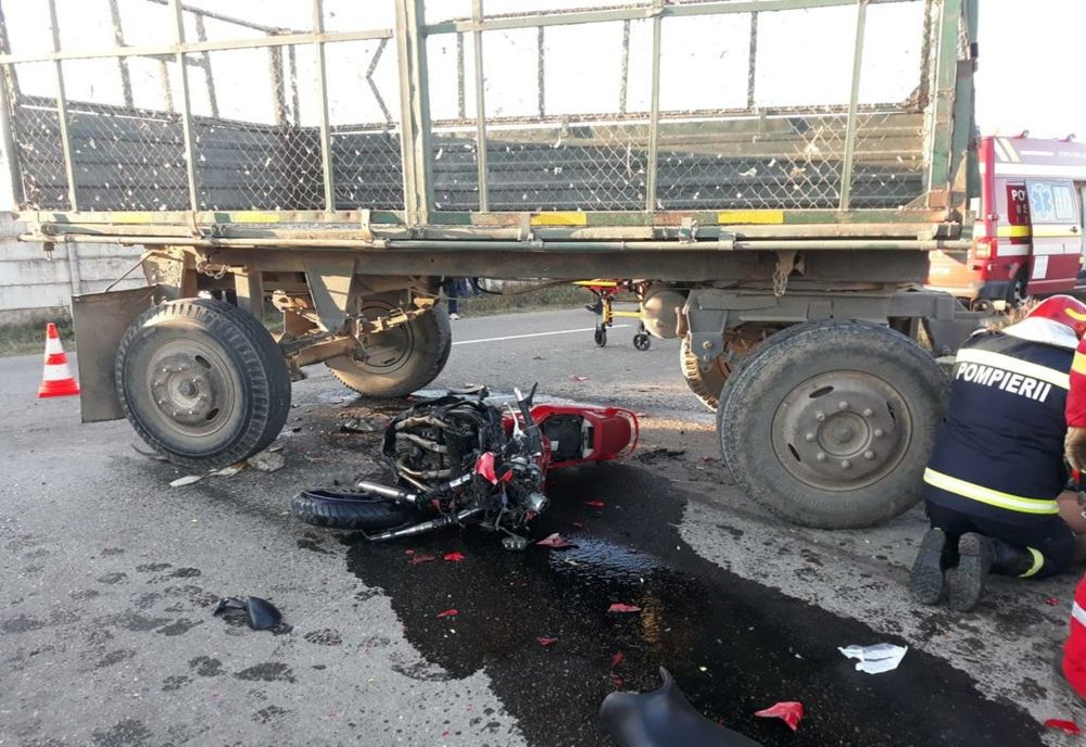 Un motoscter s-a izbit de remorca unui tractor. Un tânăr a murit