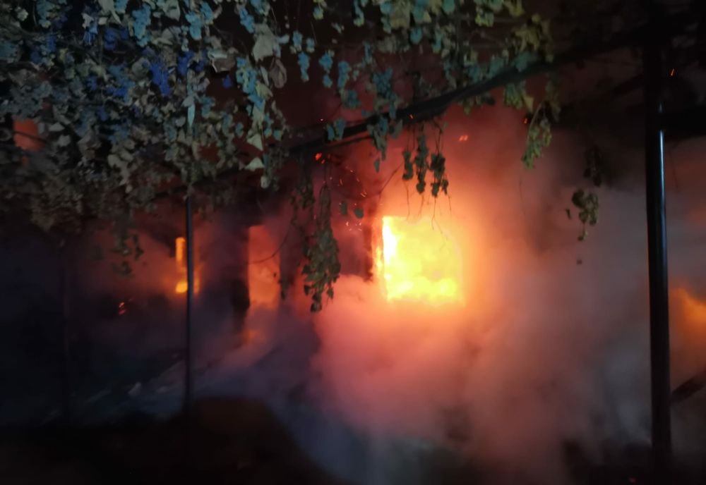 Casă incendiată în Țolești
