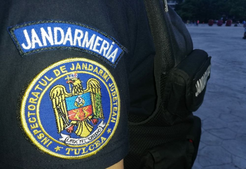 VIDEO-Incidente la protestul anti vaccin de aseară de la Rădăuți: un protestatar s-a urcat pe o mașină, jandarmii au folosit spray lacrimogen și au fost atacați cu o petardă