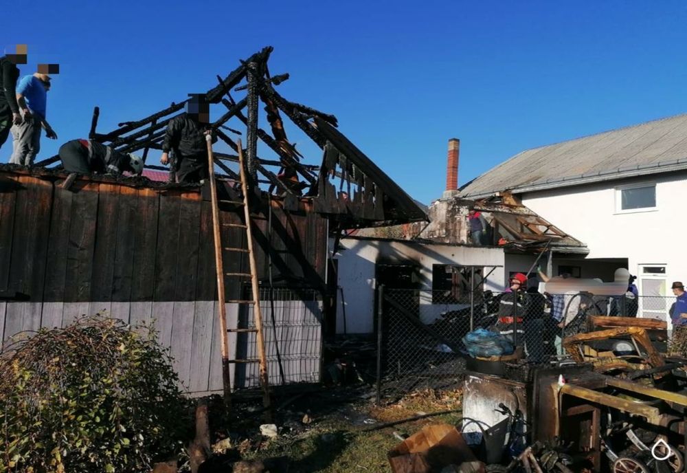 Acoperiș făcut scrum de un incediu