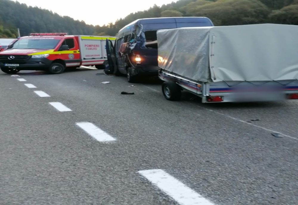 O persoană a murit iar alta a ajuns la spital în urma unui accident produs între un autotren și un microbuz