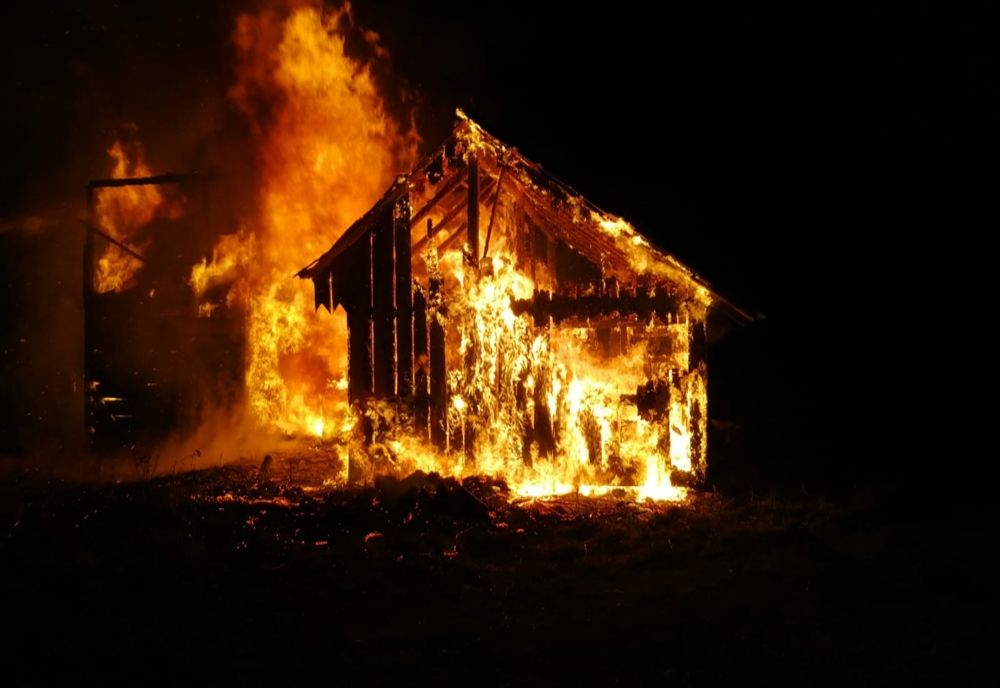 Depozit de furaje cuprins de un incendiu 