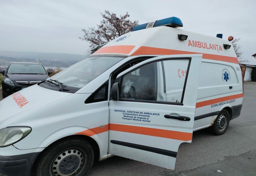 O ambulanță aflată în misiune a luat foc în mers, pe un drum din Suceava
