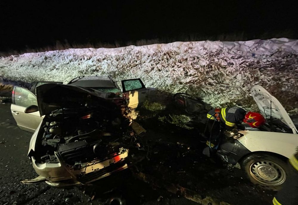 Impact între trei autorutisme pe centura Sucevei. Pompierii și mai multe ambulanțe intervin la fața locului