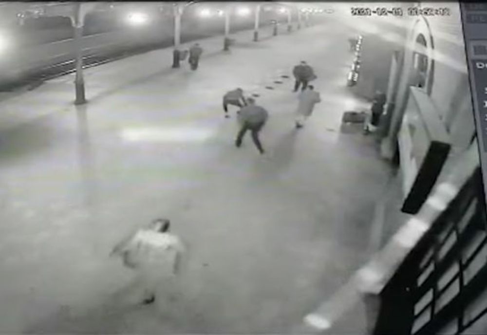 Păruială între trei bărbați, într-o gară din județul Suceava - VIDEO