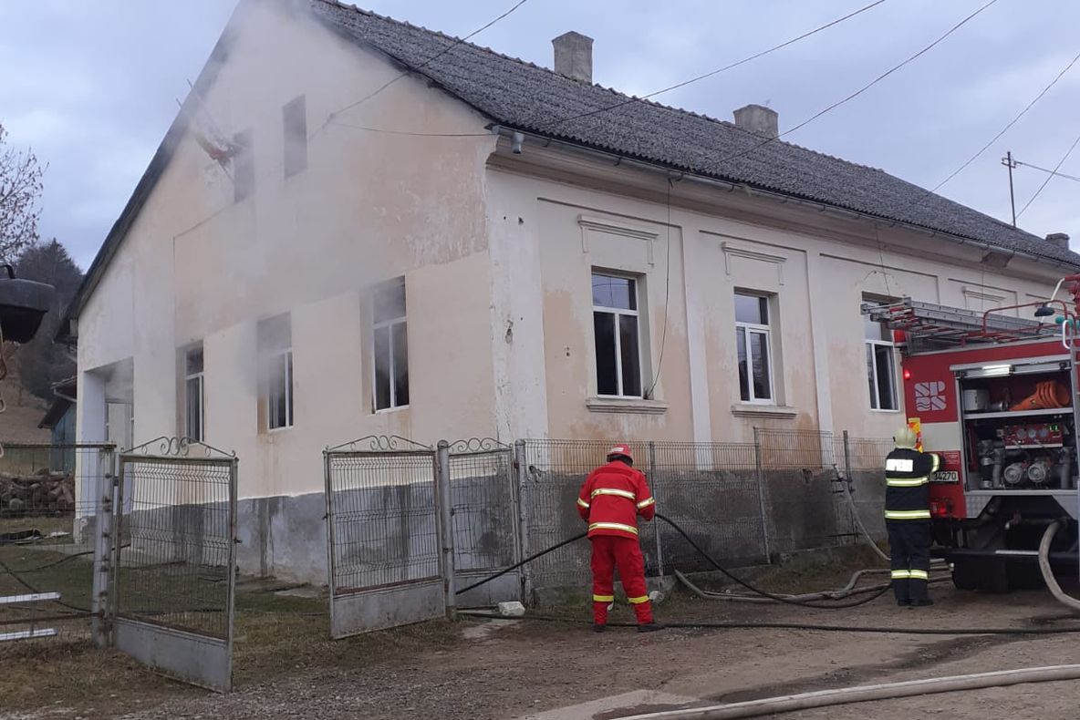 La un pas de tragedie! Incendiu într-o sală de clasă