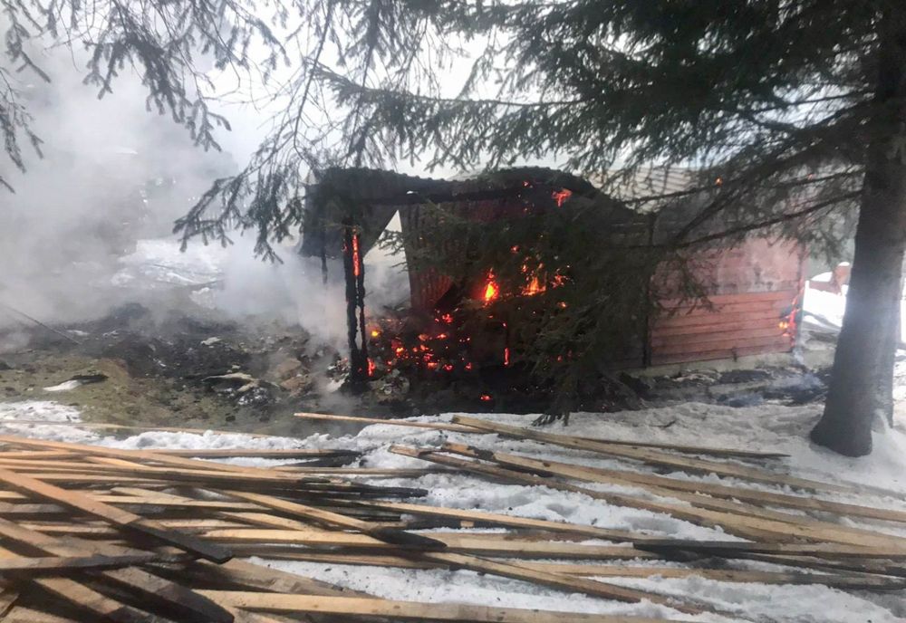 Incendiu la un canton silvic din Suceava