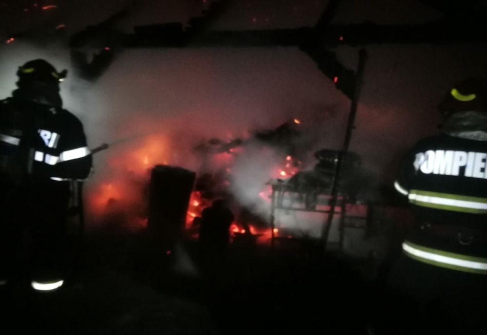 La un pas să rămână fără casă! Incendiu a pornit de la o afumătoare