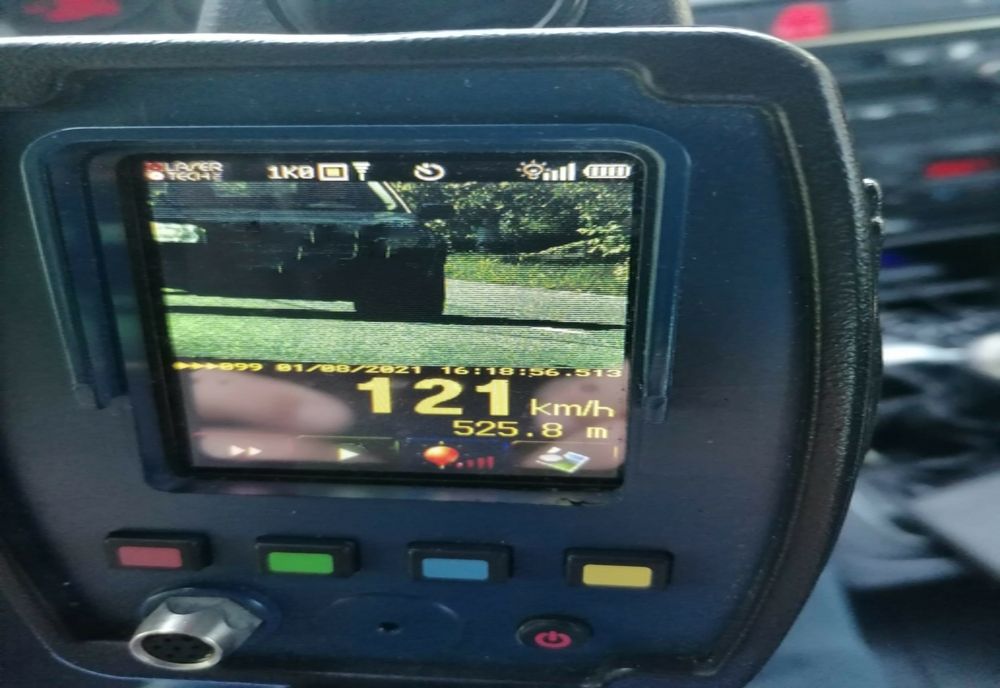 Depistată cu viteză peste limita legală, o femeie a încercat să păcălească polițiștii într-un mod inedit