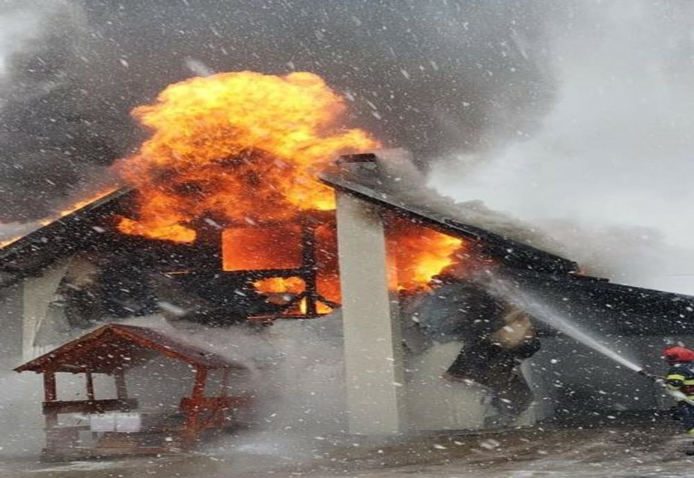 Incendiu la o gospodărie din Brodina! O femeie a suferit atac de panica