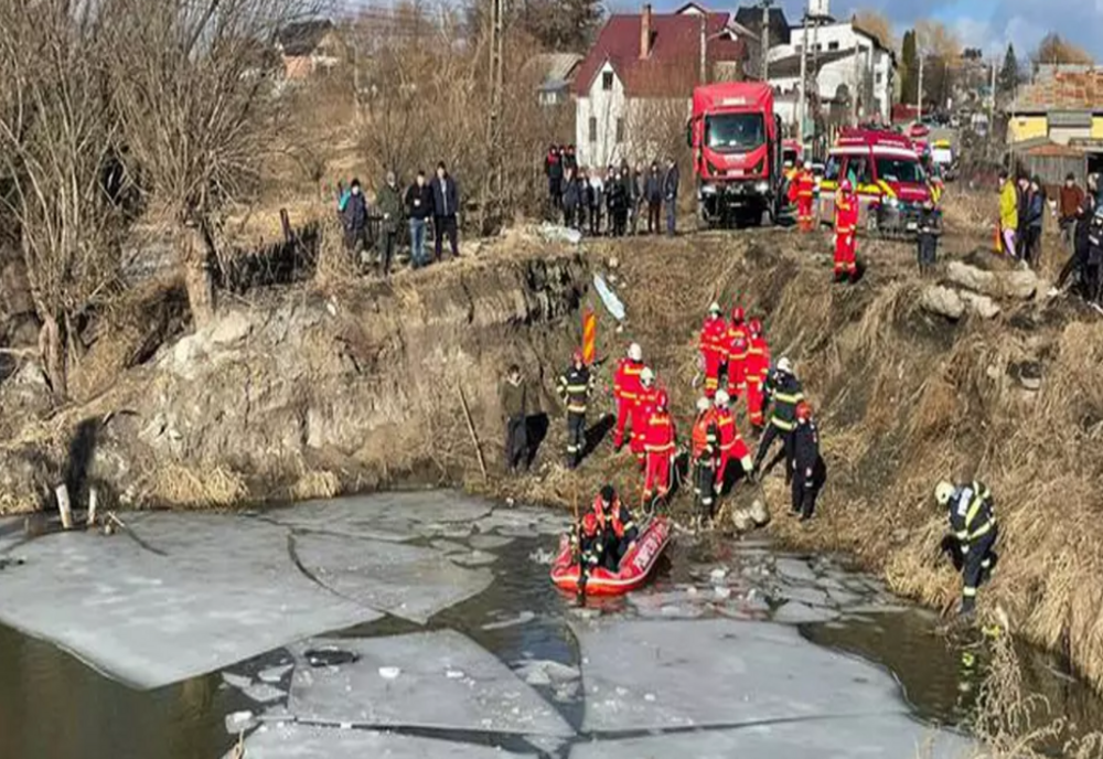 Doi morți după ce un autoturism a căzut într-o groapă cu apă