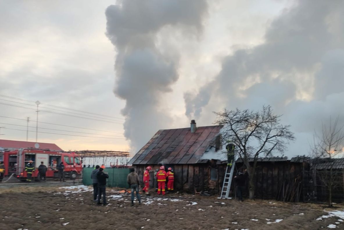 ULTIMĂ ORĂ: incendiu în județul Suceava. Un bărbat de 50 de ani a murit