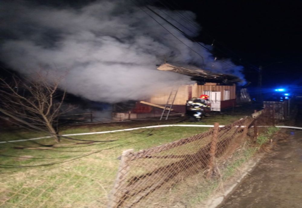 Anexele unei gospodării și trei mașini s-au făcut scrum din neglijență