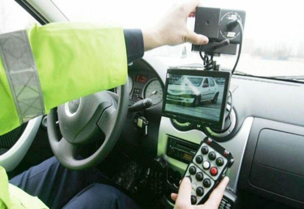 Cum s-a dat de gol un șofer din Suceava că are permisul anulat. Polițiștii băcăuani au fost pe fază