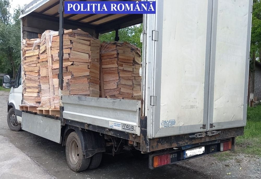 Trei transporturi de cherestea, confiscate de polițiști 