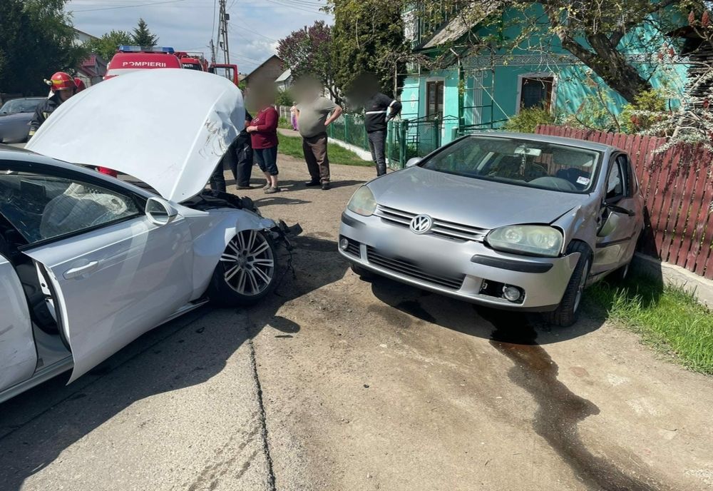 Accident cu trei mașini ! Două persoane au ajuns la spital