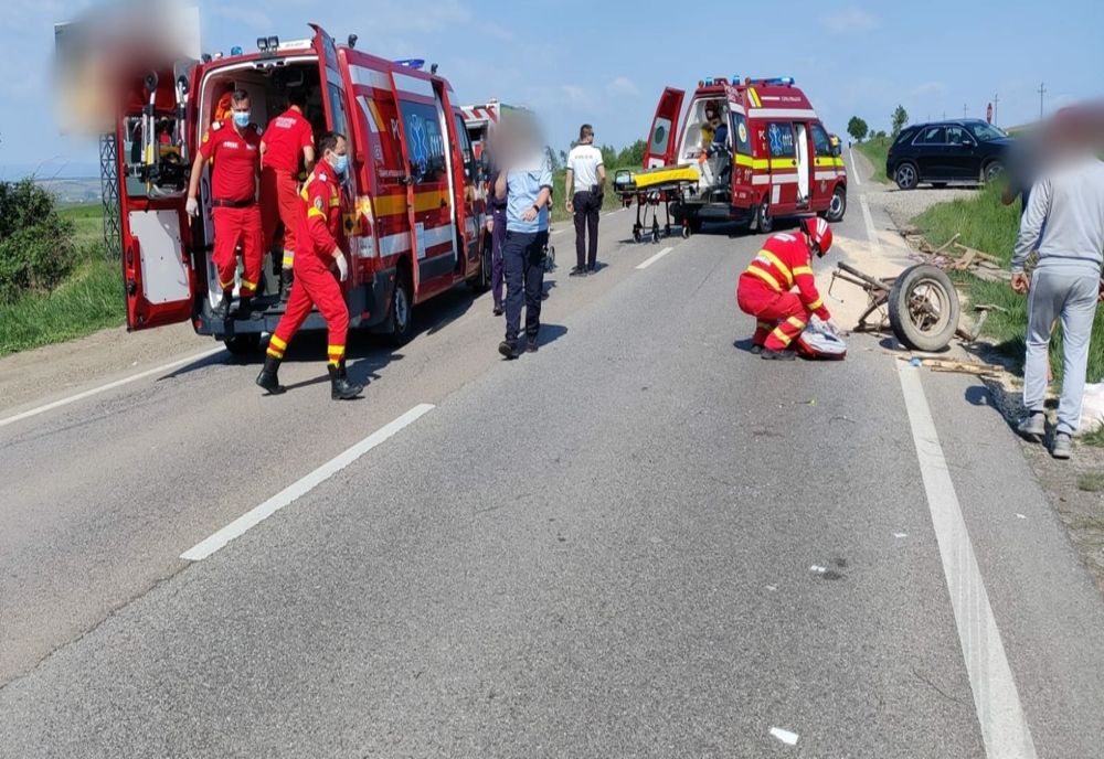 Căruță spulberată de un autocar