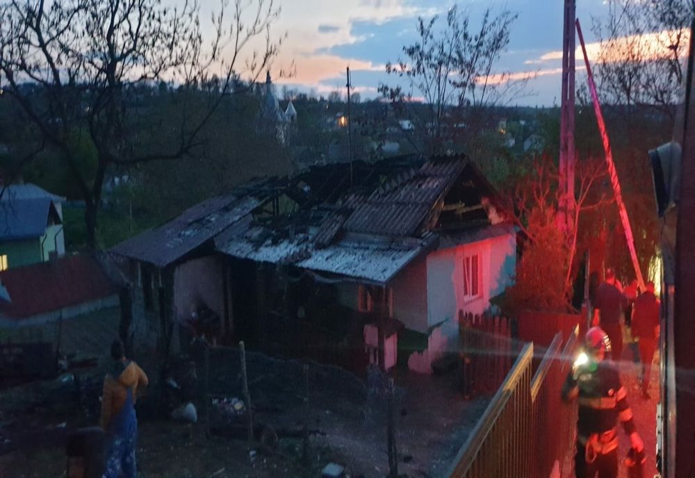 Gospodărie afectată de incendiu în Udești! Două persoane au suferit atac de panică
