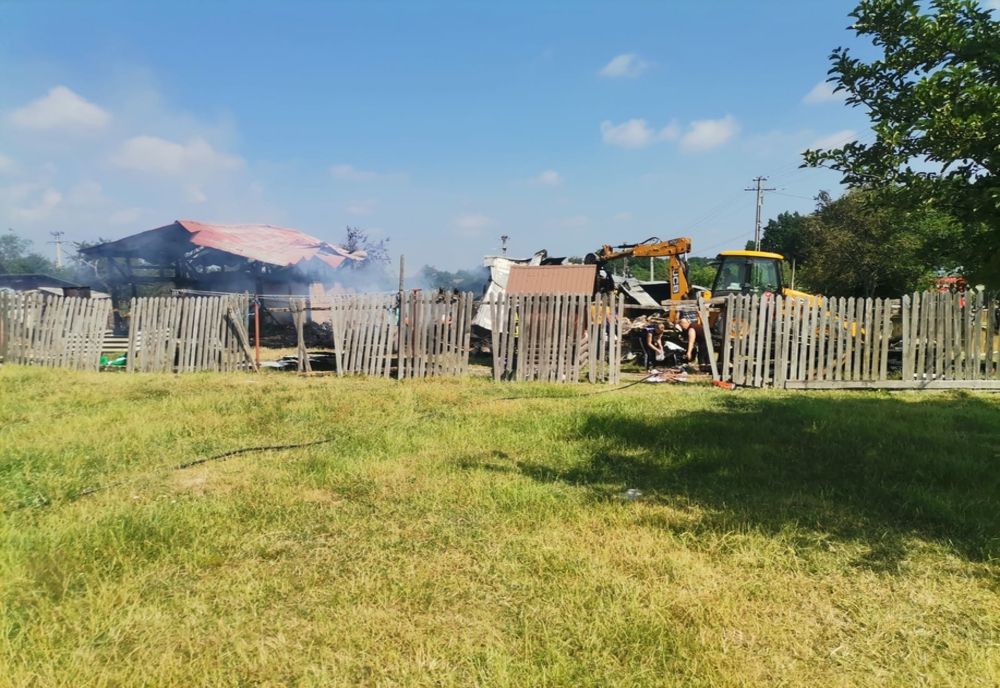 Incendiu în Suceava! O femeie a suferit arsuri pe o mână 