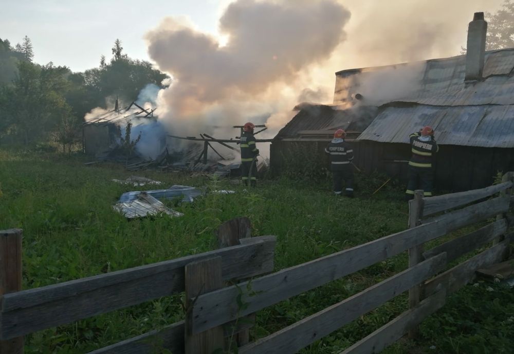 Un scurtcircuit a aprins o gospodărie în Râșca