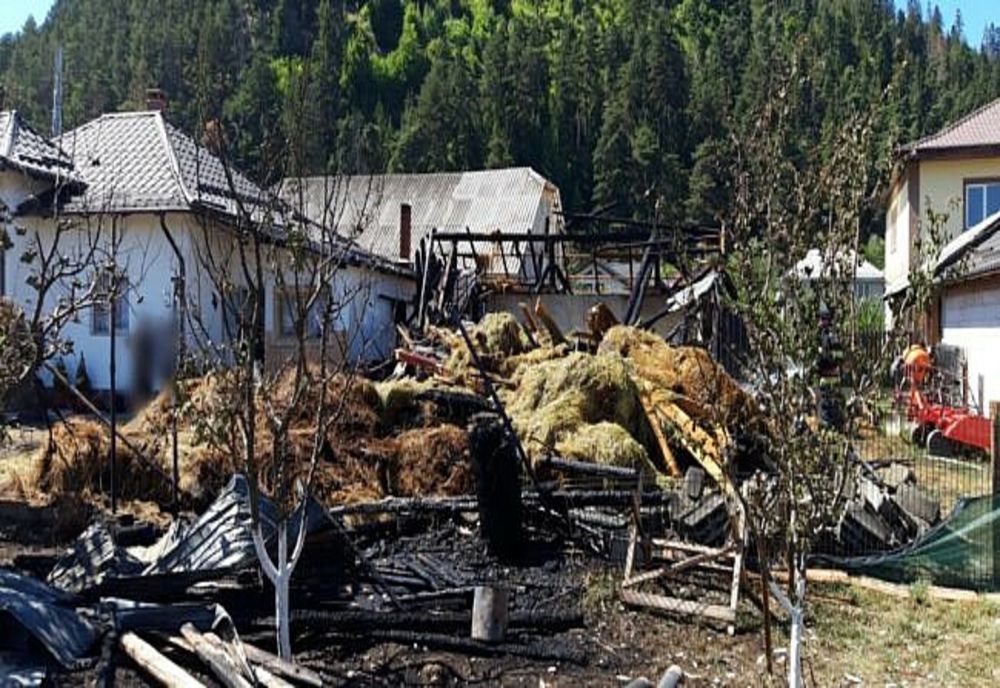 Incendiu puternic la Slatina. Au ars utilaje, zeci de tone de fân și cherestea