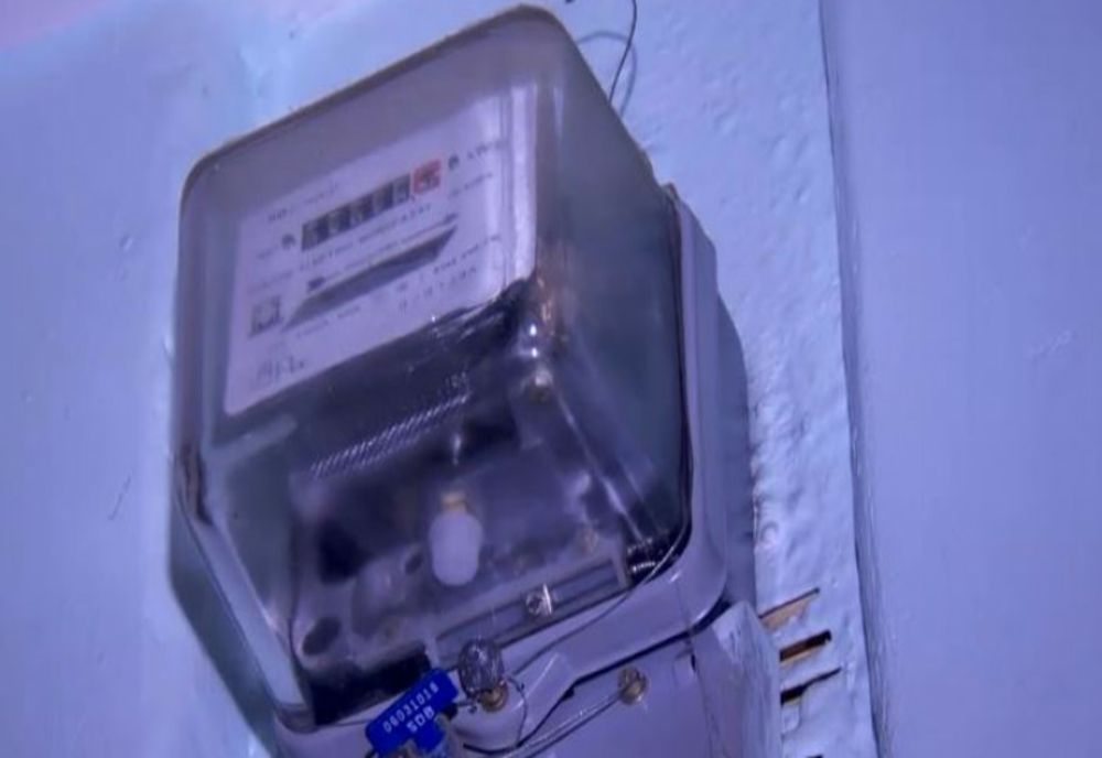 Fiul unui primar din Suceava, cercetat pentru că s-ar fi branșat ilegal la rețeaua electrică