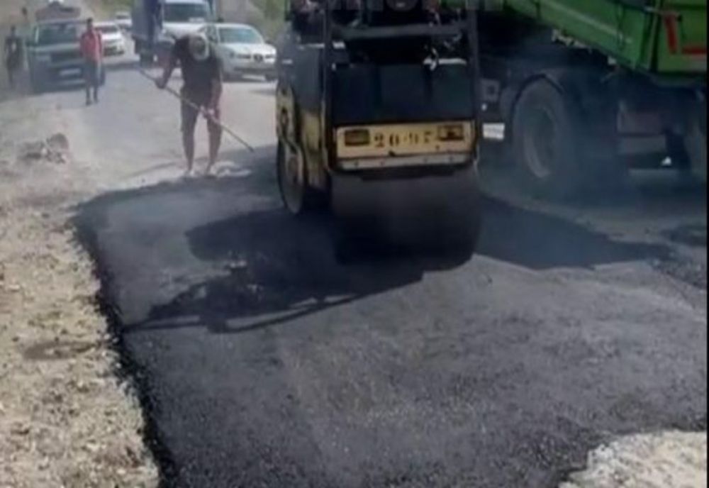 Locuitorii unei comune din Suceava asfaltează pe banii lor un drum județean 