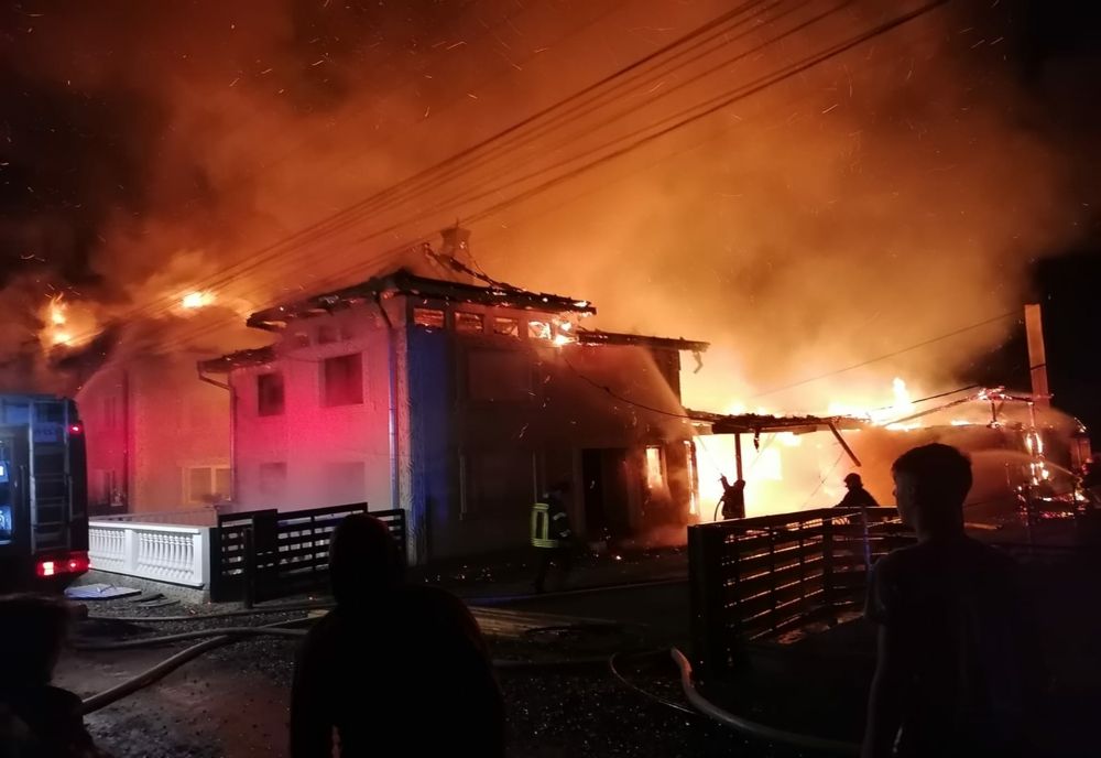 Incendiu devastator într-o comună suceveană! Patru gospodării, afectate