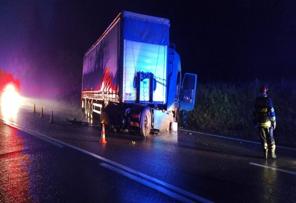 Accident la Poiana Stampei! Șoferul, extras din cabină de către pompieri