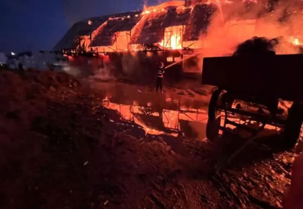 Iadul pe pământ. Incendiu de proporții în județul Suceava, zeci de animale la un pas de o moartea îngrozitoare - FOTO