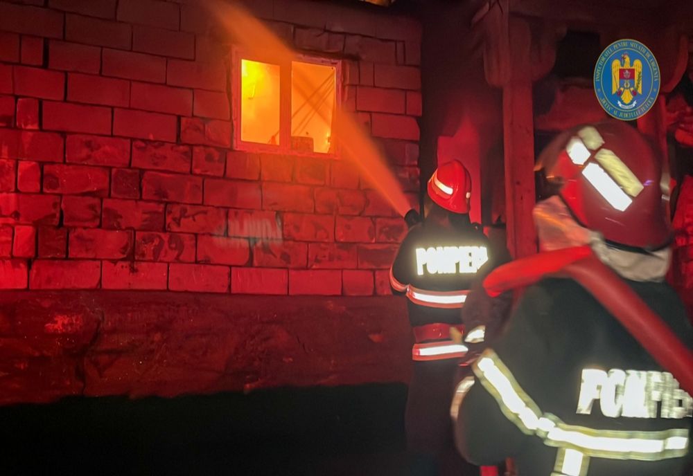 Femeie, găsită fără suflare în casa cuprinsă de flăcări. Focul a fost pus intenționat