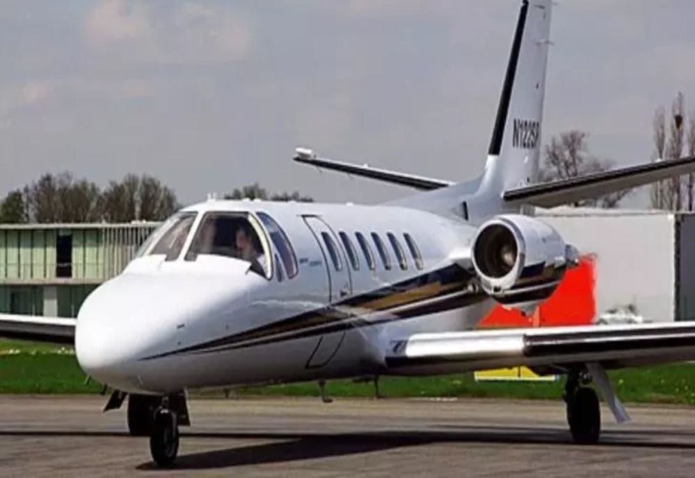 Pasagerii unui avion care trebuia să plece din Suceava la Londra, ținuți o oră în aeronavă: Două persoane au LEȘINAT