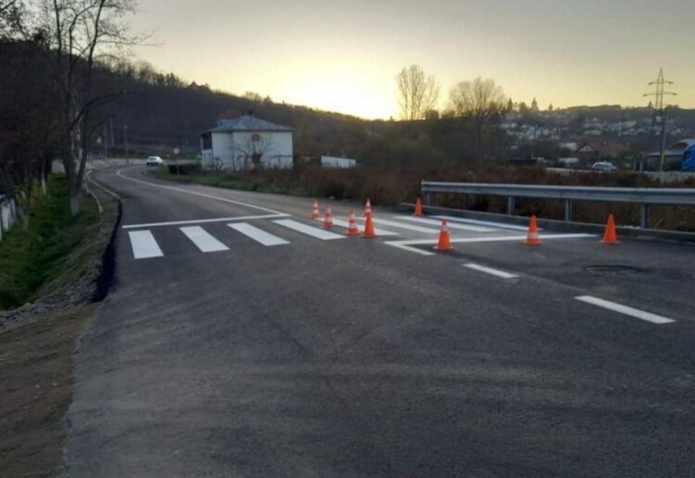 Strada din Suceava care ar trebui să apară în „Dosarele X”: trecere de pietoni din șanț în gard!