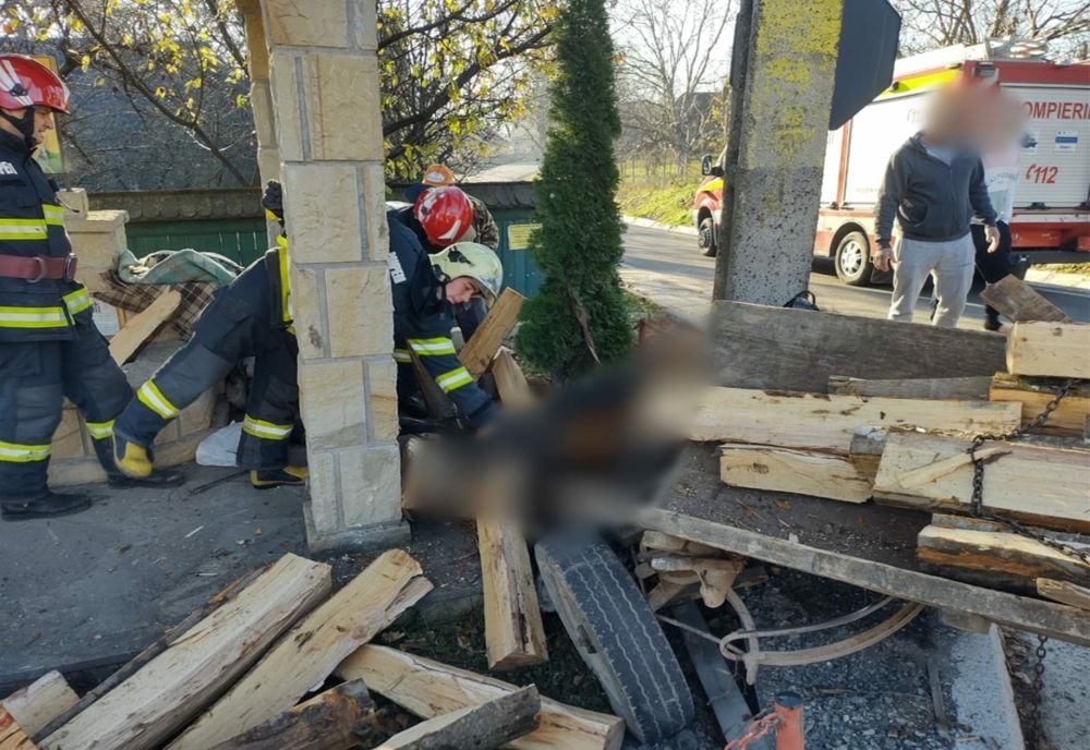 A ieșit cu căruța, încărcată cu lemne, în decor! Din nefericire, calul nu a mai putut fi salvat