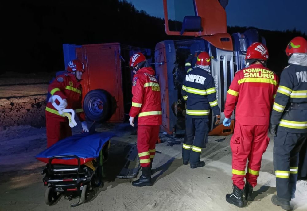 Basculantă răsturnată pe raza localității Râșca 