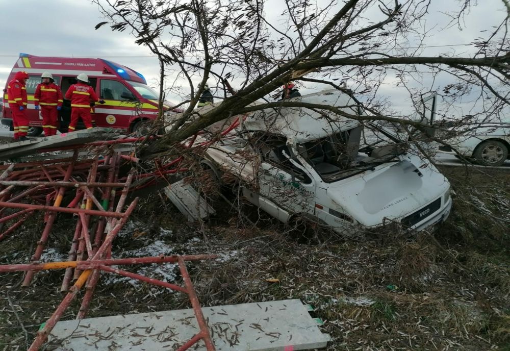 S-a oprit cu mașina în copac!