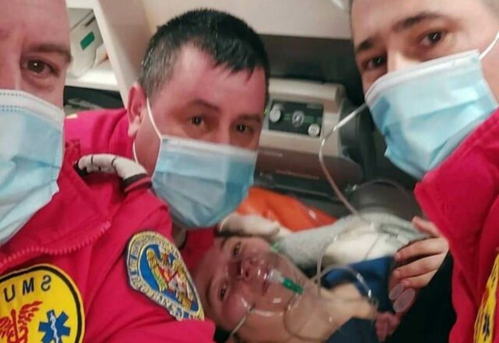 O femeie a născut în ambulanța SMURD, ajutată de trei paramedici