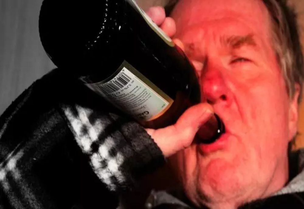Românii, campioni la consumul de alcool - INS arată că fiecare român a băut, în medie, cu 2.6 litri de vin mai mult decât în anul precedent