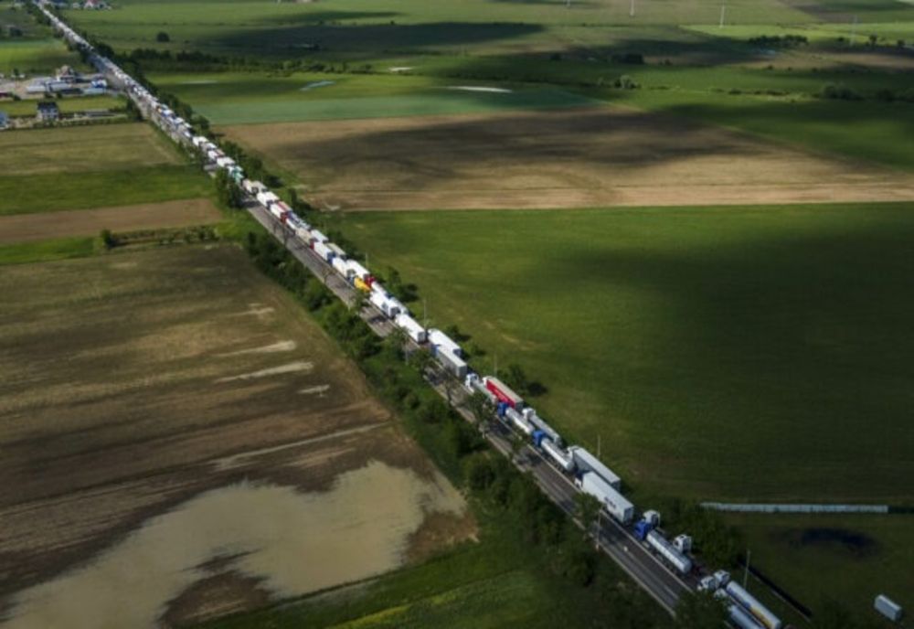 Soluțiile pentru deblocarea Vămii Siret: tirurile goale vor trece prin Vama Vicov, iar cisternele de combustibili vor avea prioritate 
