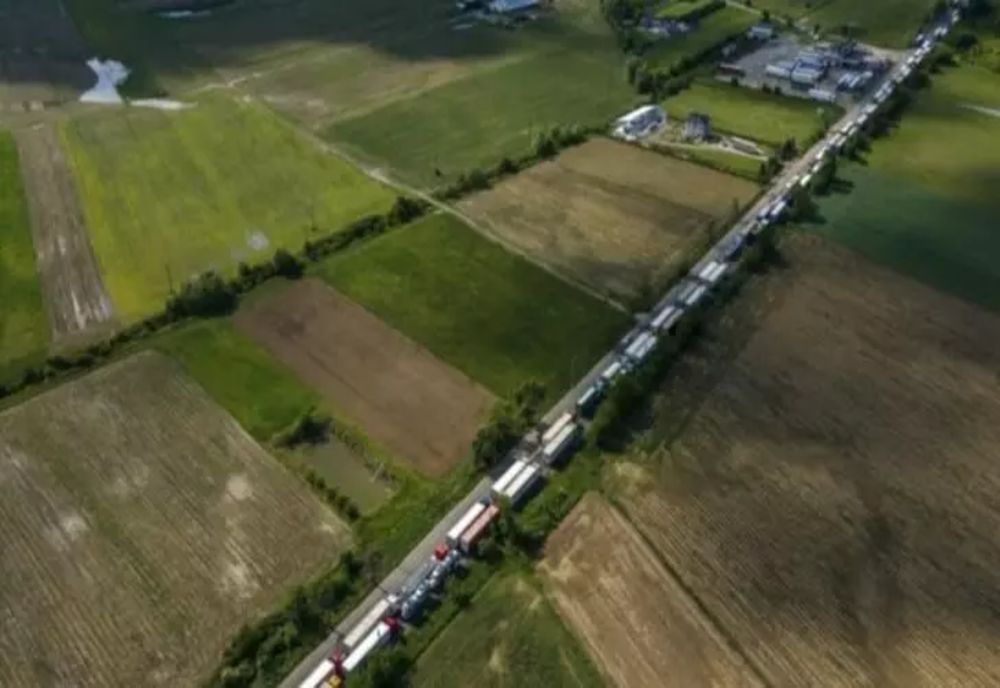 Coloană de camioane de 25 de kilometri, la Vama Siret. Timpul de așteptare pentru ieșirea din țară, estimat la 15 ore