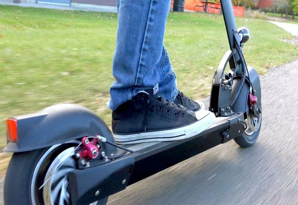 Copil pe trotinetă, accidentat de un șofer neatent