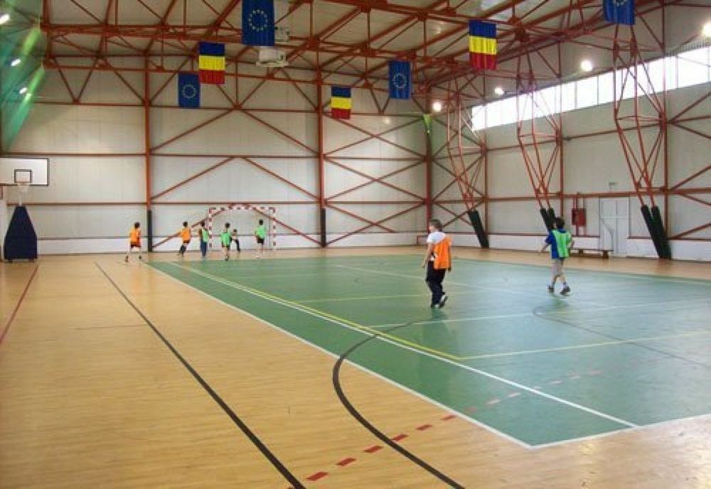 Legea care permite accesul cetățenilor pe terenurile de sport în afara orarului școlar, adoptată de Parlament