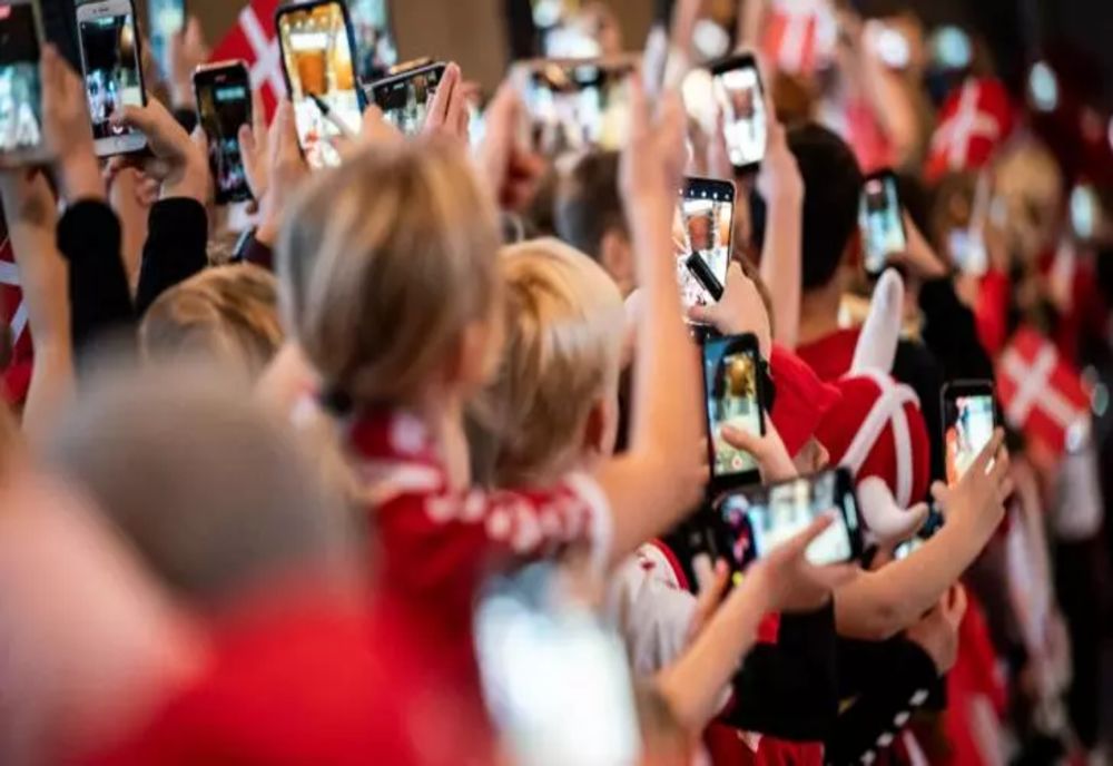 Decizia care îi va răscula pe adolescenții Italiei. Fără telefoane în școală