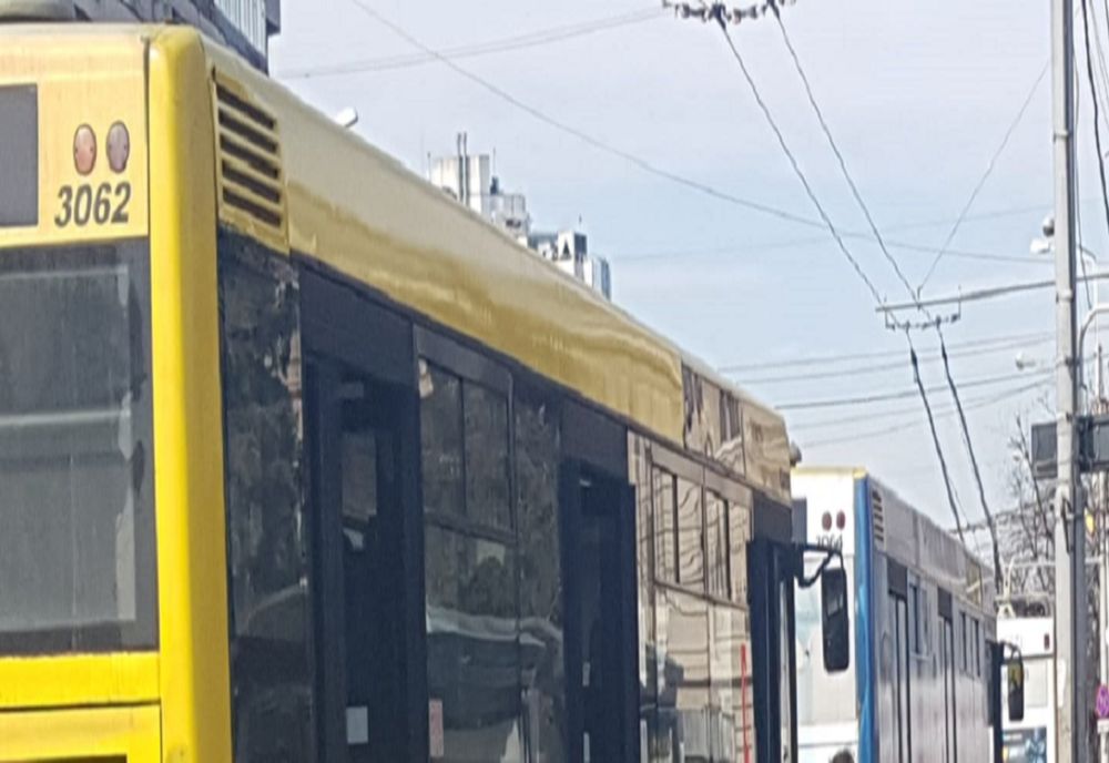 Un șofer de autobuz a coborât să-și cumpere mâncare și a uitat că are călători. Aceștia au rămas blocați în mijlocul de transport