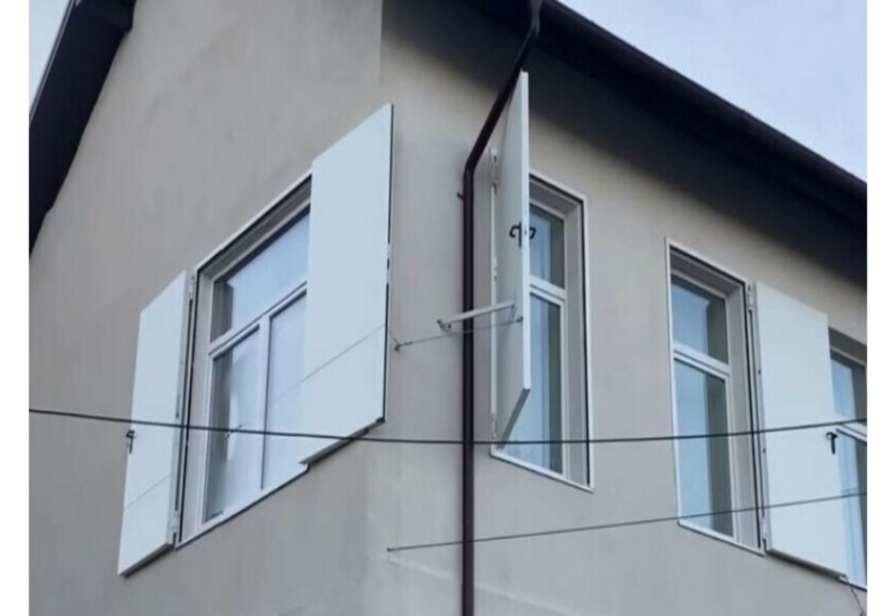 E de Noaptea Minții - așa ceva nu veți mai vedea nicăieri! Uși în loc de ferestre.