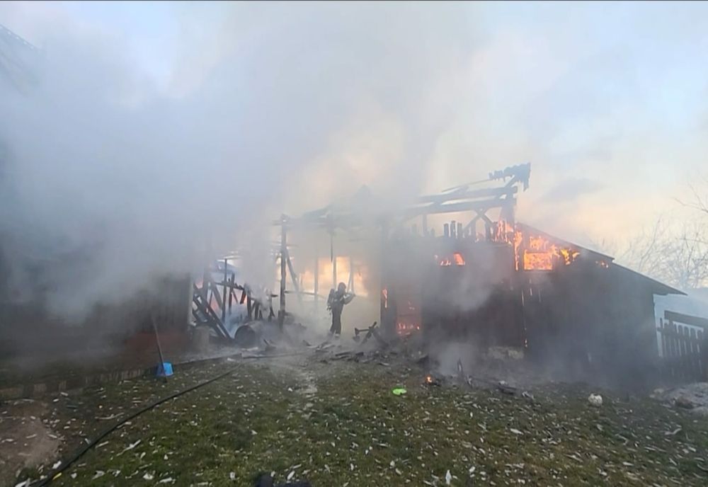 Două femei au suferit atac de panică când au văzut ca le arde gospodăria! Focul a pornit de la o instalație de iluminat ornamentală