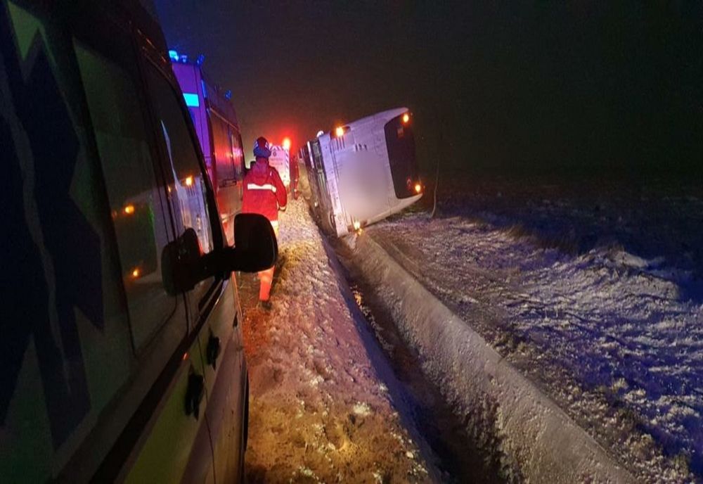 Autocar cu pasageri, răsturnat într-un șanț pe DN 29, în județul Suceava. Pompierii militari și două ambulanțe SMURD, trimise la fața locului