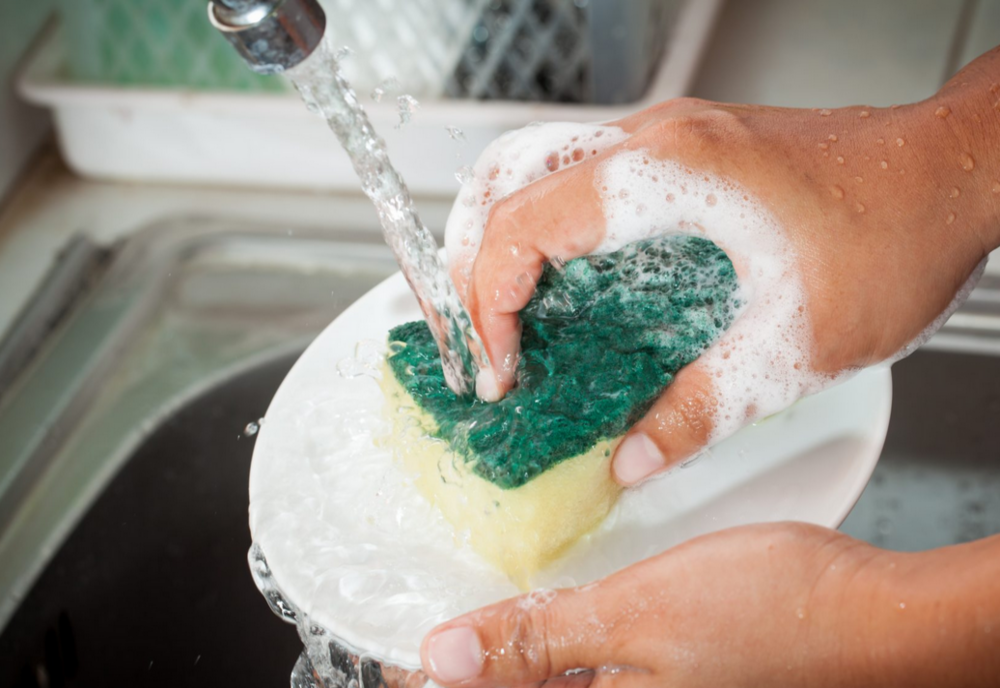 Știai că bureții de vase trebuie igienizați? Iată trucul care te va ajuta